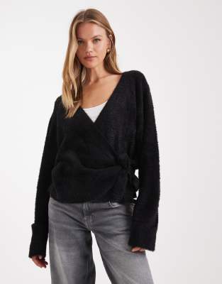 ASOS DESIGN - Flauschige Wickel-Strickjacke in Schwarz