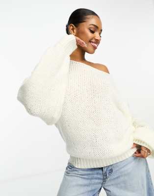 ASOS DESIGN - Flauschiger, asymmetrischer Oversize-Strickpullover in Cremeweiß