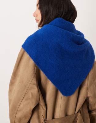 ASOS DESIGN - Flauschiger, dreieckiger Schal in Kobaltblau