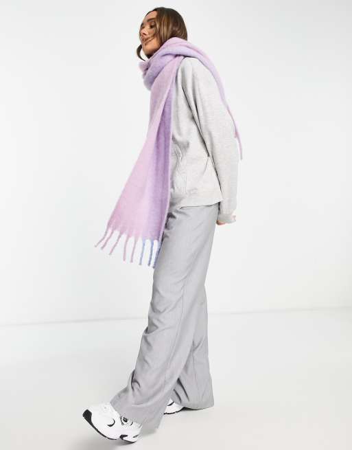ASOS DESIGN – Flauschiger Fransenschal in verschiedenen Rosatönen 