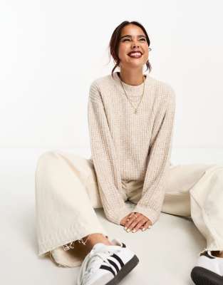 ASOS DESIGN - Flauschiger gerippter Pullover in Hellbeige mit Rundhalsausschnitt-Neutral