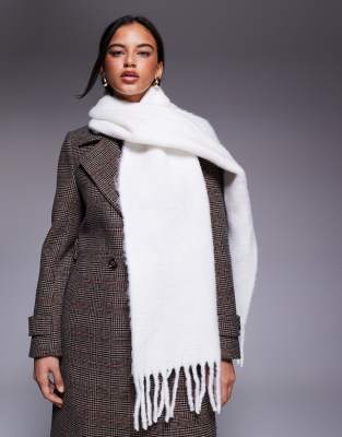 ASOS DESIGN - Flauschiger, gewebter Fransenschal in Winterweiß