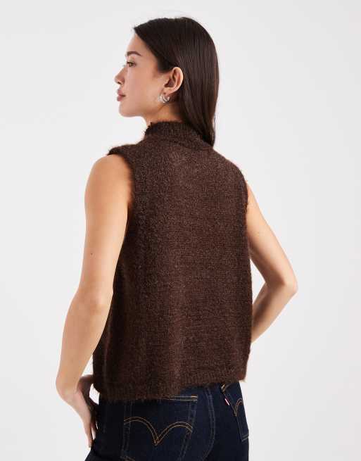 ASOS DESIGN – Flauschiger, hochgeschlossener Strickpullunder in Braun, 4 von 4
