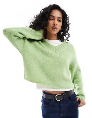 ASOS DESIGN - Flauschiger, lockerer Pullover in Grün mit V-Ausschnitt