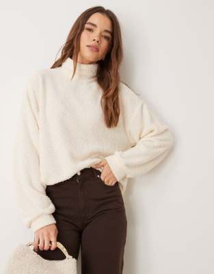 ASOS DESIGN - Flauschiger Pullover in Cremeweiß