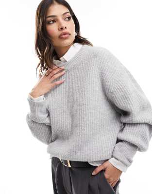 ASOS DESIGN - Flauschiger Pullover in Grau mit Rundhalsausschnitt