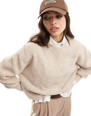 ASOS DESIGN - Flauschiger Pullover in Hellbeige mit Rundhalsausschnitt-Neutral