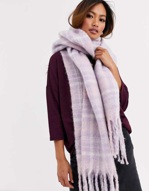 ASOS DESIGN – Flauschiger Schal in Flieder mit Karomuster