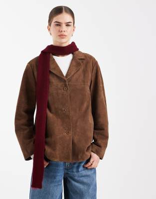 ASOS DESIGN - Flauschiger, schmaler Schal in Pflaume-Rot