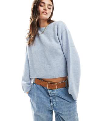 ASOS DESIGN - Flauschiger Strickpullover in Blau mit überschnittenen Schultern