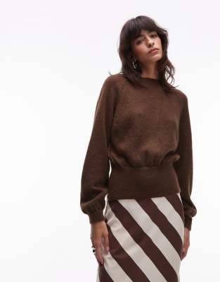ASOS DESIGN - Flauschiger Strickpullover in Braun mit tailliertem Schnitt-Brown