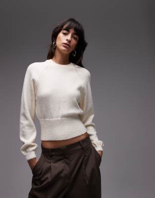 ASOS DESIGN - Flauschiger Strickpullover in Ecru mit tailliertem Schnitt-Weiß