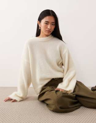 ASOS DESIGN - Flauschiger Strickpullover in Ecru mit weiten Ärmeln-Weiß