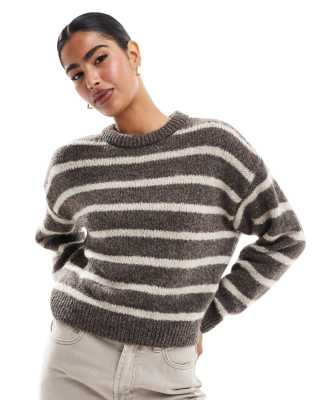 ASOS DESIGN - Flauschiger Strickpullover in gestreiftem Braun-Bunt