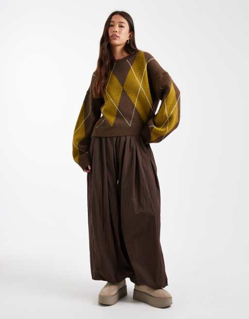ASOS DESIGN – Flauschiger Strickpullover in Schokobraun mit Rautenmuster, 3 von 4