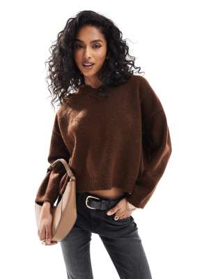 ASOS DESIGN - Flauschiger Strickpullover in Schokobraun mit V-Ausschnitt