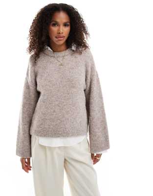 ASOS DESIGN - Flauschiger Strickpullover in Wolloptik in Taupe mit weiten Ärmeln-Braun