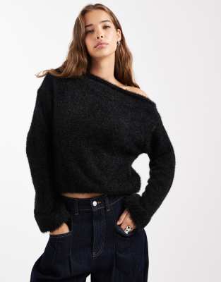ASOS DESIGN - Flauschiger, taillierter One-Shoulder-Strickpullover in Schwarz