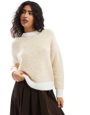 ASOS DESIGN - Flauschiger Wollmix-Strickpullover in Buttermilchgelb mit ecrufarbenen Kontrastdetails