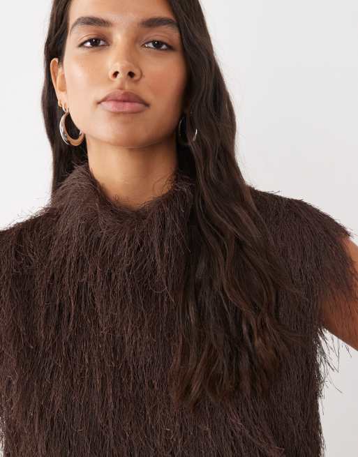 ASOS DESIGN flauschiges ärmelloses Mini-Kleid mit Stehkragen in Schokobraun, 3 von 4