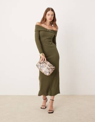 ASOS DESIGN - Flauschiges, geripptes Maxikleid in Khaki mit umgeschlagenem Ausschnitt und Metallverzierung-Grün