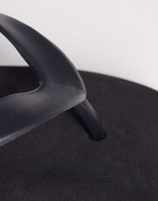 ASOS DESIGN Flavio flip flops in black, 4 of 4