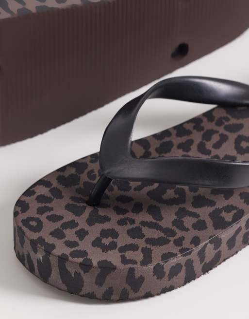 ASOS DESIGN – Flavio – Zehenstegsandalen mit Leopardenmuster, 2 von 4