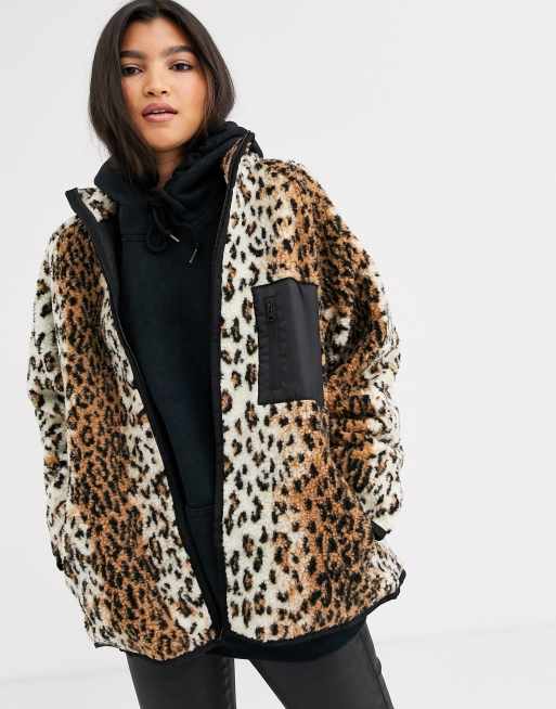 ASOS DESIGN - Fleece jack met luipaardprint en bies