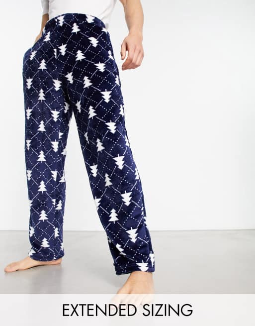 ASOS DESIGN - Fleece loungebroek in marineblauw met kerstbomenprint