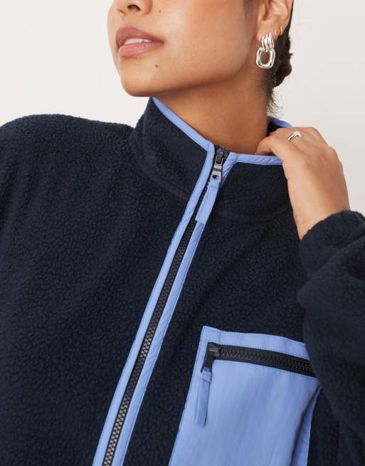ASOS DESIGN – Fleece-Pullover in Blau mit farblich abgestimmtem Nylon-Detail und kurzem Reißverschluss, 3 von 4
