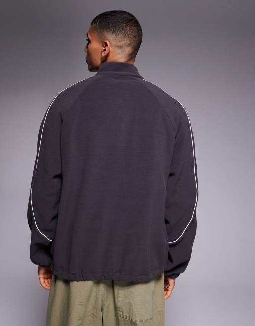 ASOS DESIGN – Fleece-Sweatshirt in Anthrazit mit kurzem Reißverschluss und Paspelierung, Relaxed-Fit-Passform, 3 von 5
