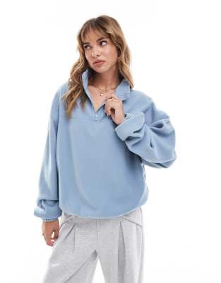 ASOS DESIGN - Fleece-Sweatshirt in Blassblau mit kurzem Reißverschluss