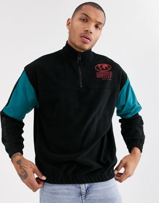 ASOS DESIGN - Fleece sweatshirt met nylon inzetstukken en print in zwart