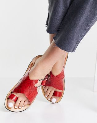 Sandales plates Fleet Street - Sandales en cuir effet croco avec boucle à l'orteil - Rouge