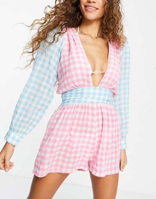 ASOS DESIGN – Flerfärgad, ginghamrutig playsuit för stranden med djup urringning