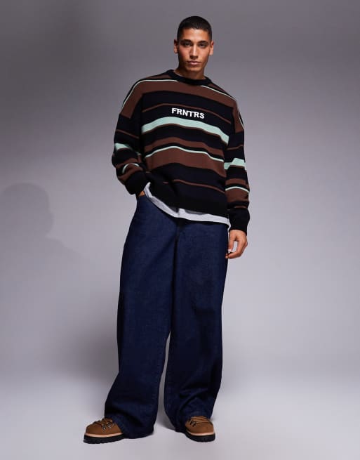 ASOS DESIGN – Flerfärgad, stickad tröja i oversize med randig design och tryck på bröstet, 2 av 5
