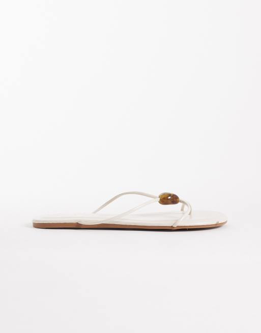ASOS DESIGN – Fleur – Riemchensandalen in Weiß mit Zehensteg und Perlenverzierung in Bernstein-Optik, 2 von 4