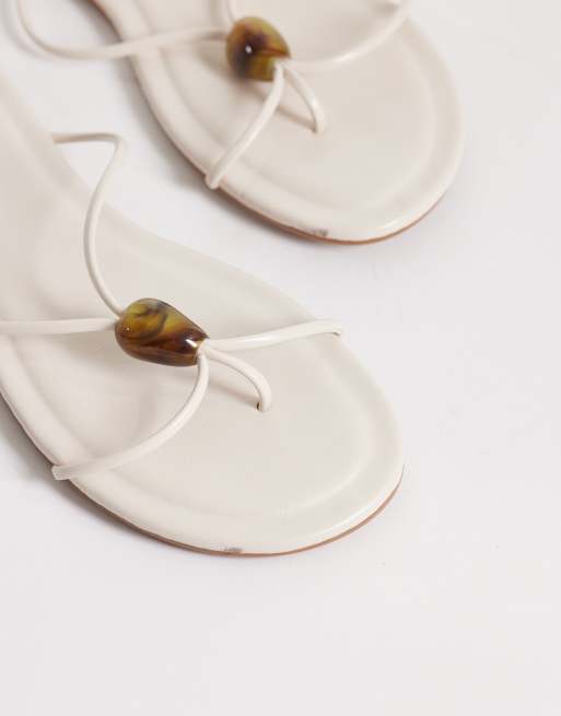 ASOS DESIGN – Fleur – Riemchensandalen in Weiß mit Zehensteg und Perlenverzierung in Bernstein-Optik, 3 von 4