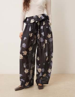 ASOS DESIGN - Fließende Hose in Schwarz mit Blumenmuster