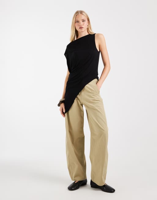 ASOS DESIGN fließendes asymmetrisches Longline-Oberteil ohne Ärmel in Schwarz, 2 von 4