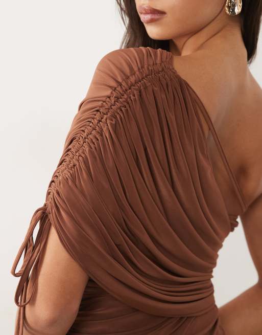ASOS DESIGN fließendes asymmetrisches Top mit Drapierung und Raffdetail in Braun, 2 von 4