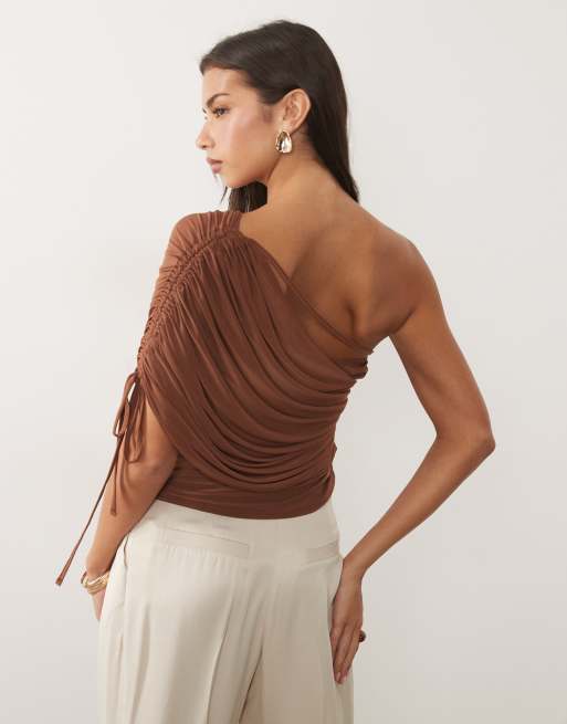 ASOS DESIGN fließendes asymmetrisches Top mit Drapierung und Raffdetail in Braun, 4 von 4
