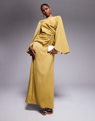 ASOS DESIGN - Fließendes Maxikleid in Gold mit markanten Ärmeln und geraffter Taille-Goldfarben