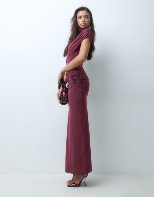 ASOS DESIGN fließendes Maxikleid mit angeschnittenen Ärmeln, Raffungen und in Burgunderrot, 2 von 5