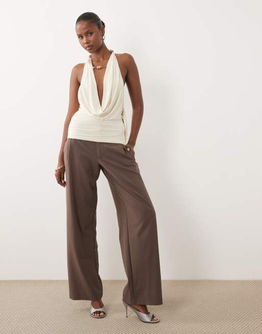 ASOS DESIGN fließendes Oberteil mit Metall- und Schmuckdetail und tiefem Ausschnitt in Weiß, 2 von 4