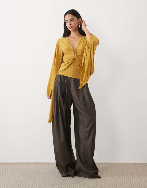 ASOS DESIGN fließendes Oberteil mit Wasserfallausschnitt, tiefem Ausschnitt und Drapierung in Khaki, 2 von 4