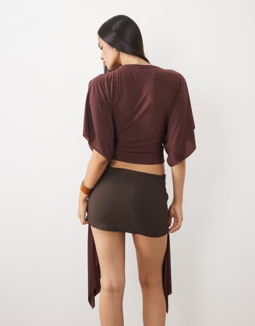 ASOS DESIGN fließendes Top mit Drapierung an den langen Ärmeln und Twist in Schokobraun, 4 von 4