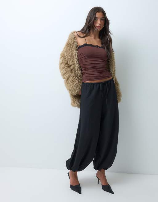 ASOS DESIGN fließendes Trägertop mit geraffter Seite in Schokobraun mit schwarzem Spitzenbesatz, 2 von 5