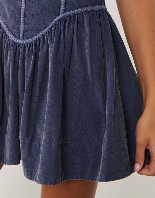 ASOS DESIGN fløjlsbukser corset-inspireret ærmeløs minikjole i vasket denimblå, 4 af 4