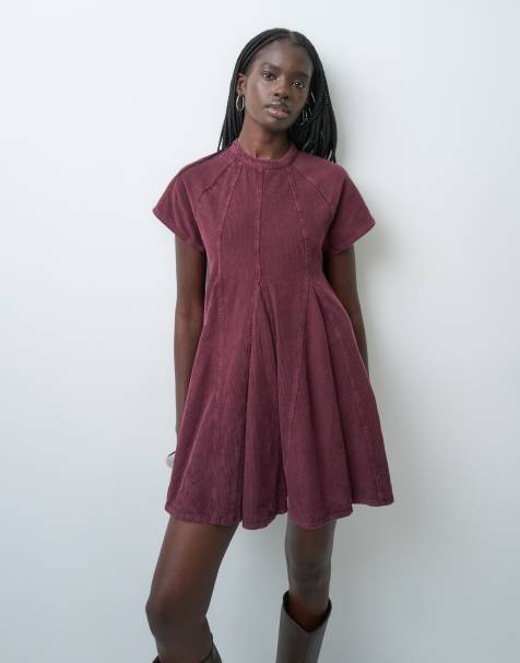 ASOS DESIGN fløjlsrib mini T-shirt-kjole med høj hals i vasket burgundy - view 1